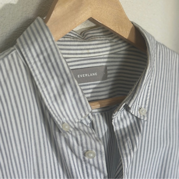 Everlane Women's Blue and White Striped Button Down Shirt - Picture 2 of 5